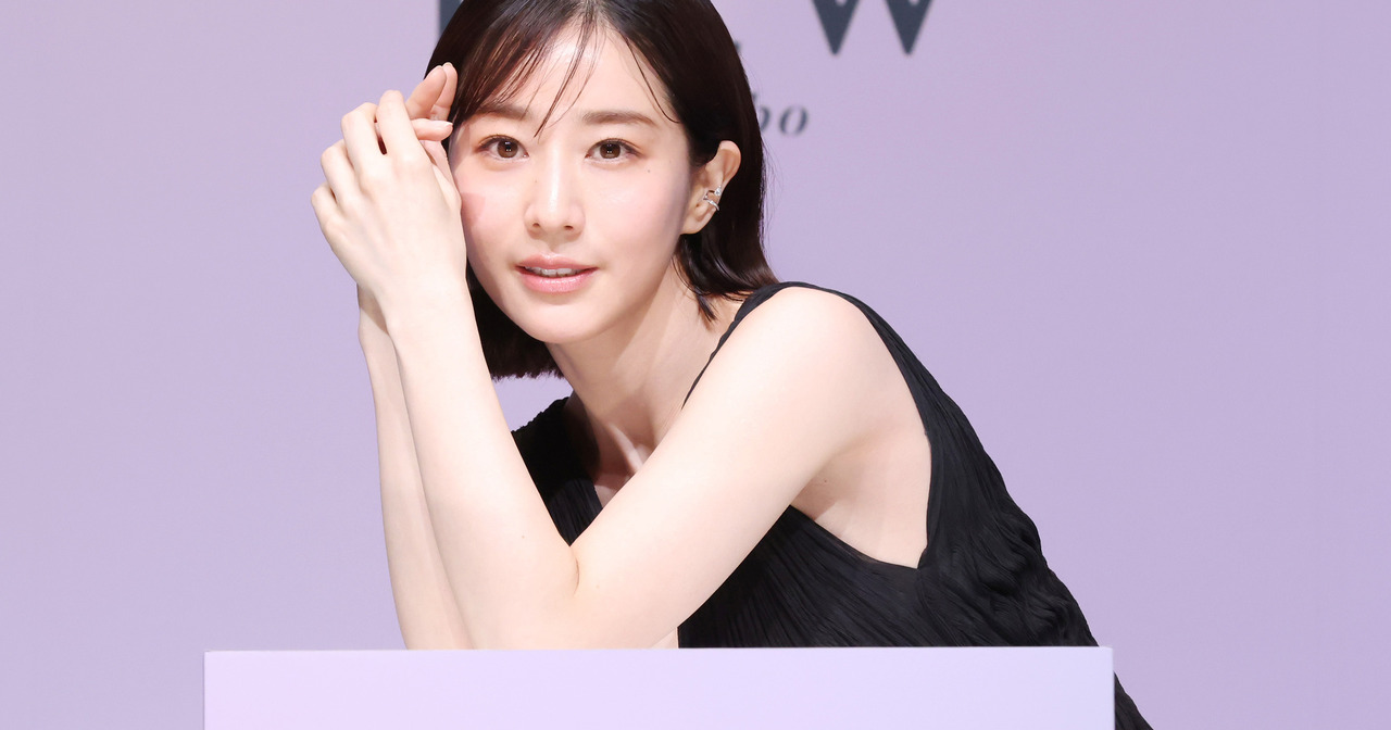 欲しがりポーズも披露！ 田中みな実さんがカネボウDEWの新ミューズに