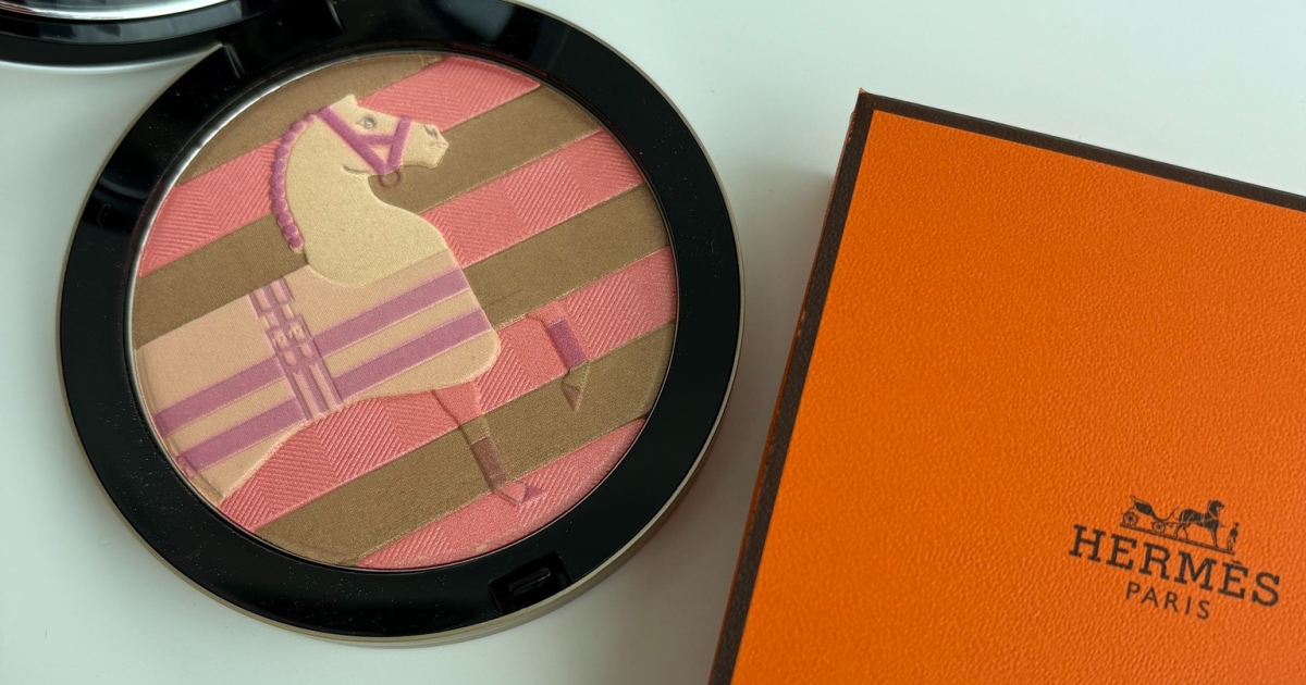 エルメス ビューティの限定フェイスパウダーをスウォッチ！ 精緻で繊細