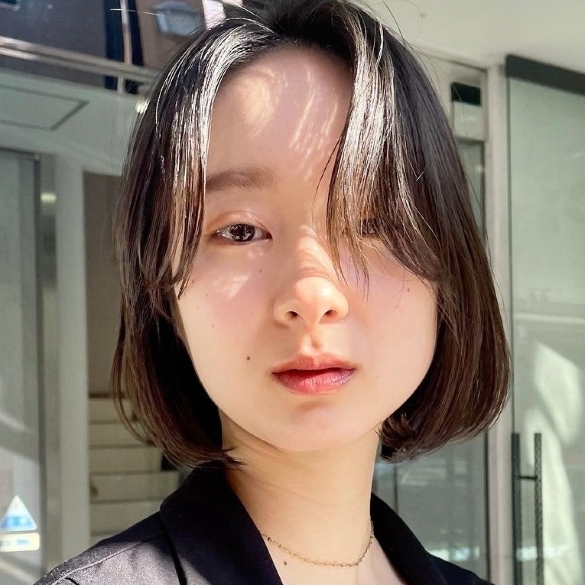 大人の小顔ボブ22 ひし形シルエット 透明感のあるツヤカラーは30代 40代におすすめ マキアオンライン Maquia Online