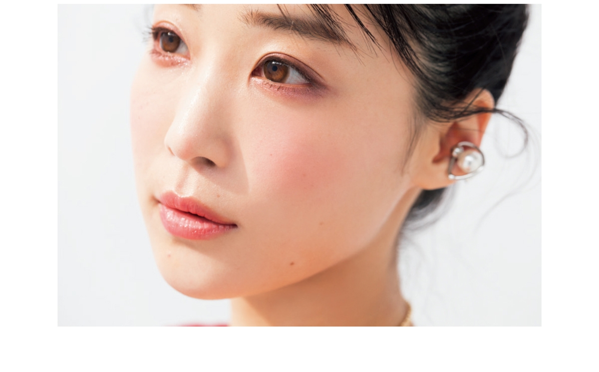 目元を際立たせる広めピンクチーク