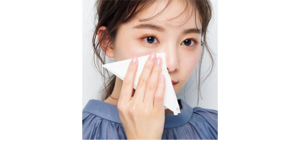 ティッシュで湿り気を抑えてからメイク直しを