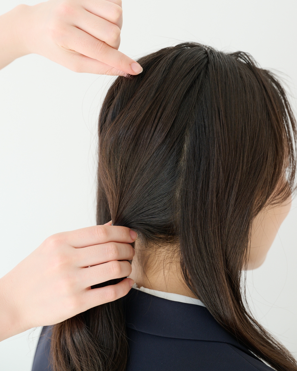 【セミロング②きちんとスーツ】毛束クロスで見違える！ こなれポニーテール　STEP３