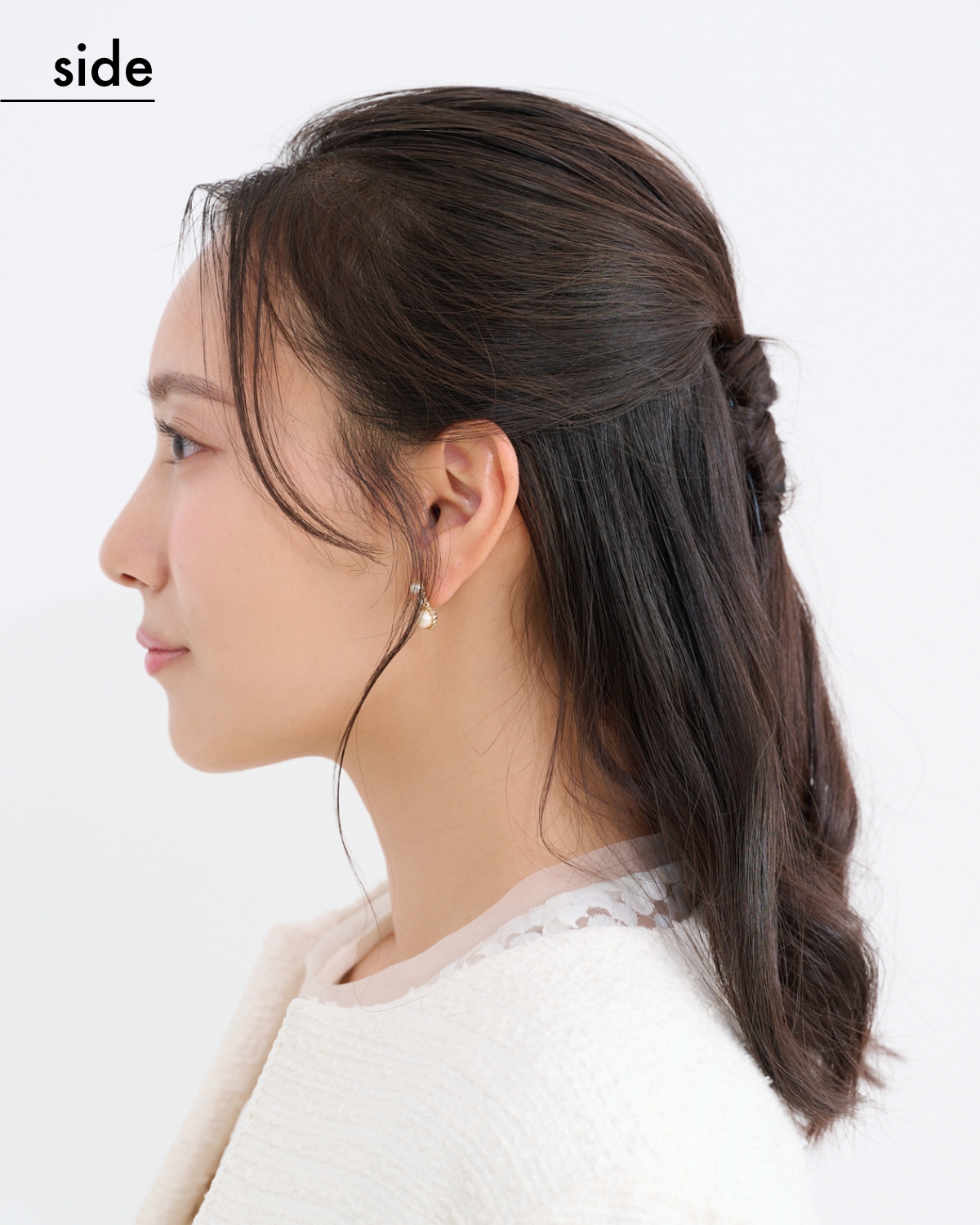 【セミロング③カジュアルスーツ】ゴム隠しの毛束がワンポイントに！ ナチュラルハーフアップ（side）