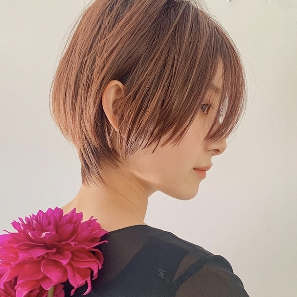 30代 40代の小顔ヘア くびれた襟足で頭をコンパクト見せ 女っぽマッシュショート マキアオンライン Maquia Online 30代 40代の小顔ヘア くびれた襟足で頭をコンパクト見せ 女っぽマッシュショート マキアオンライン Maquia Online