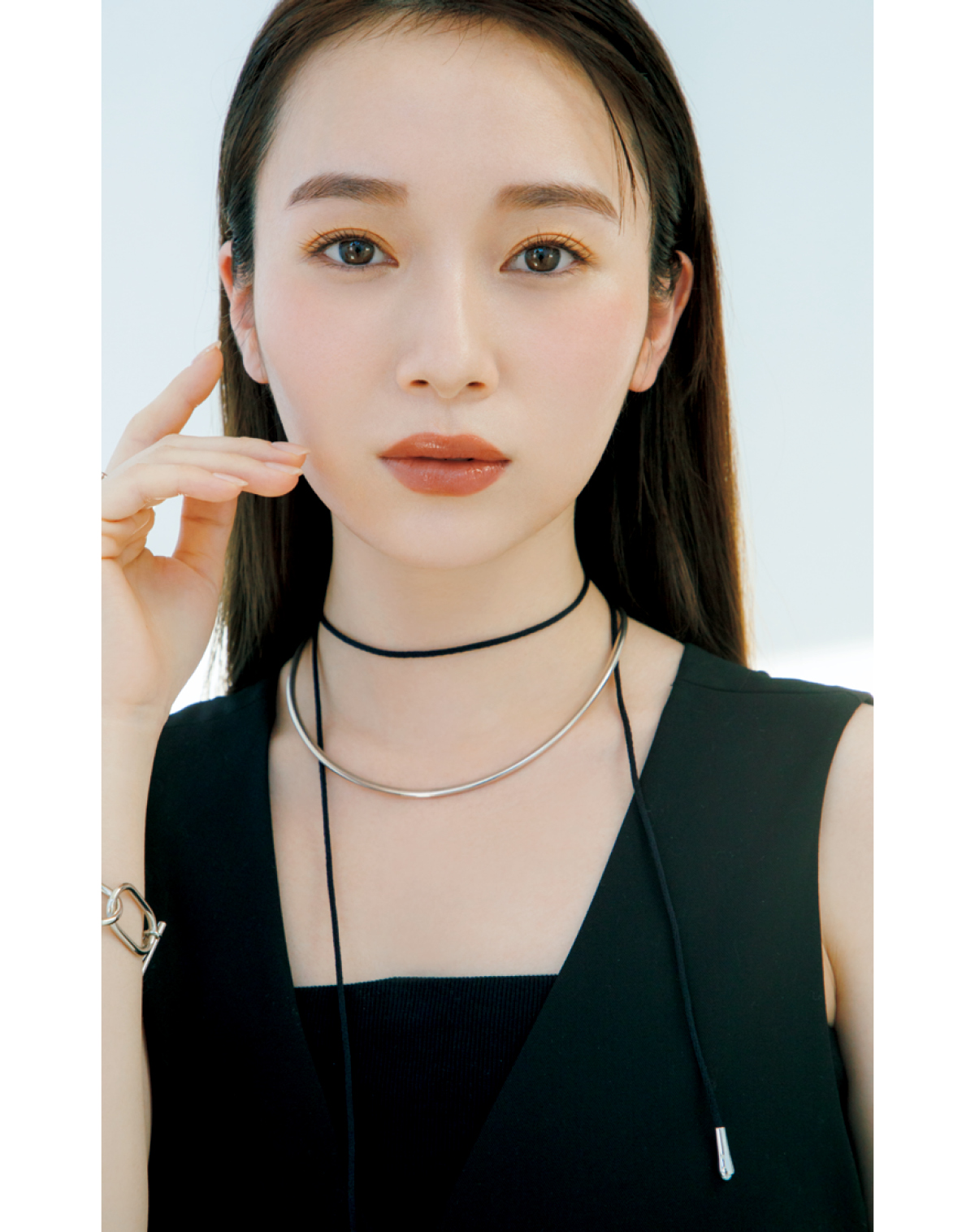 守屋麗奈さん、赤みリップで大人のきれいを更新。1枚で決まる黒オールインワンと好バランス