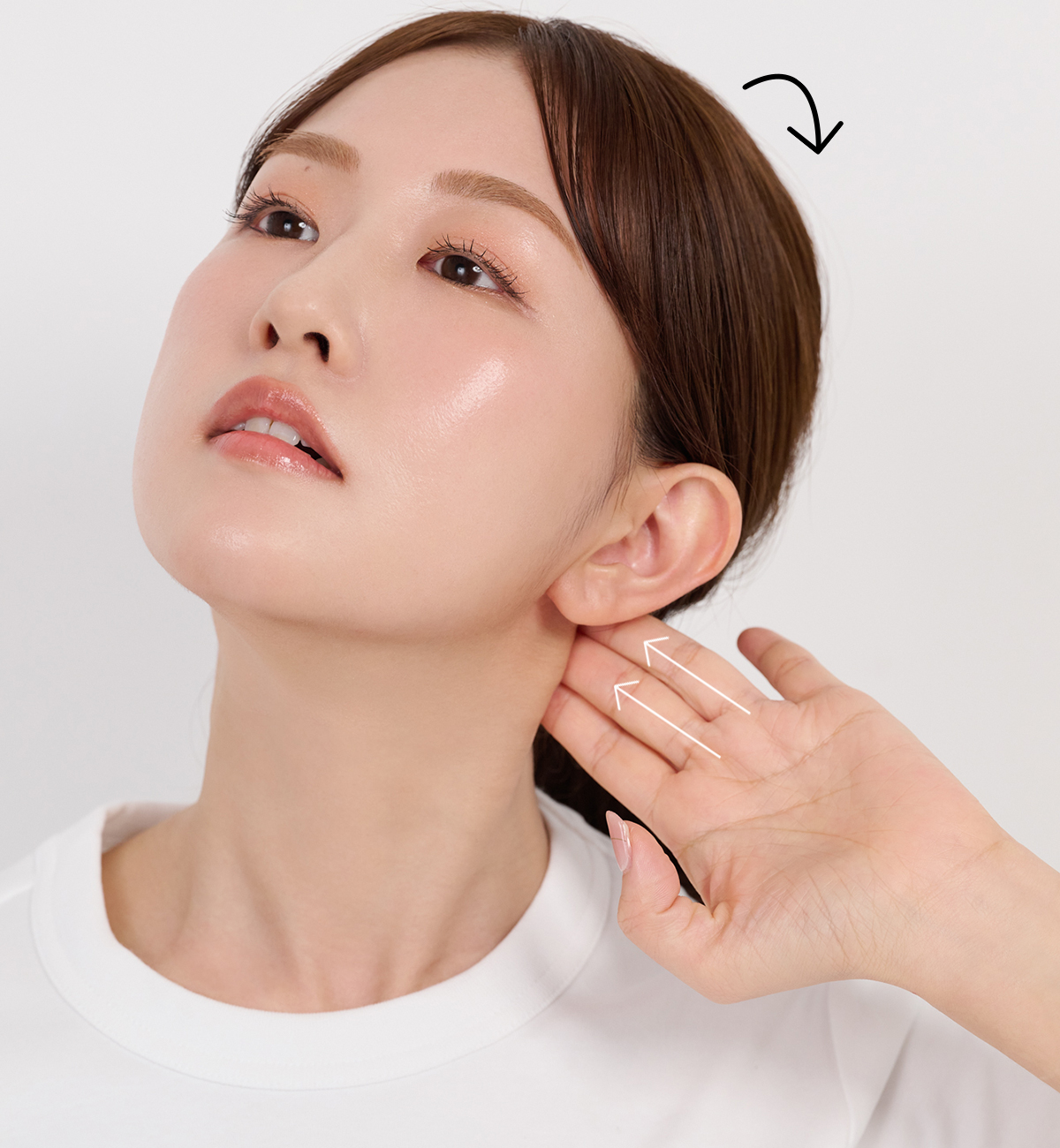 胸鎖乳突筋と頭の境目を指でほぐす