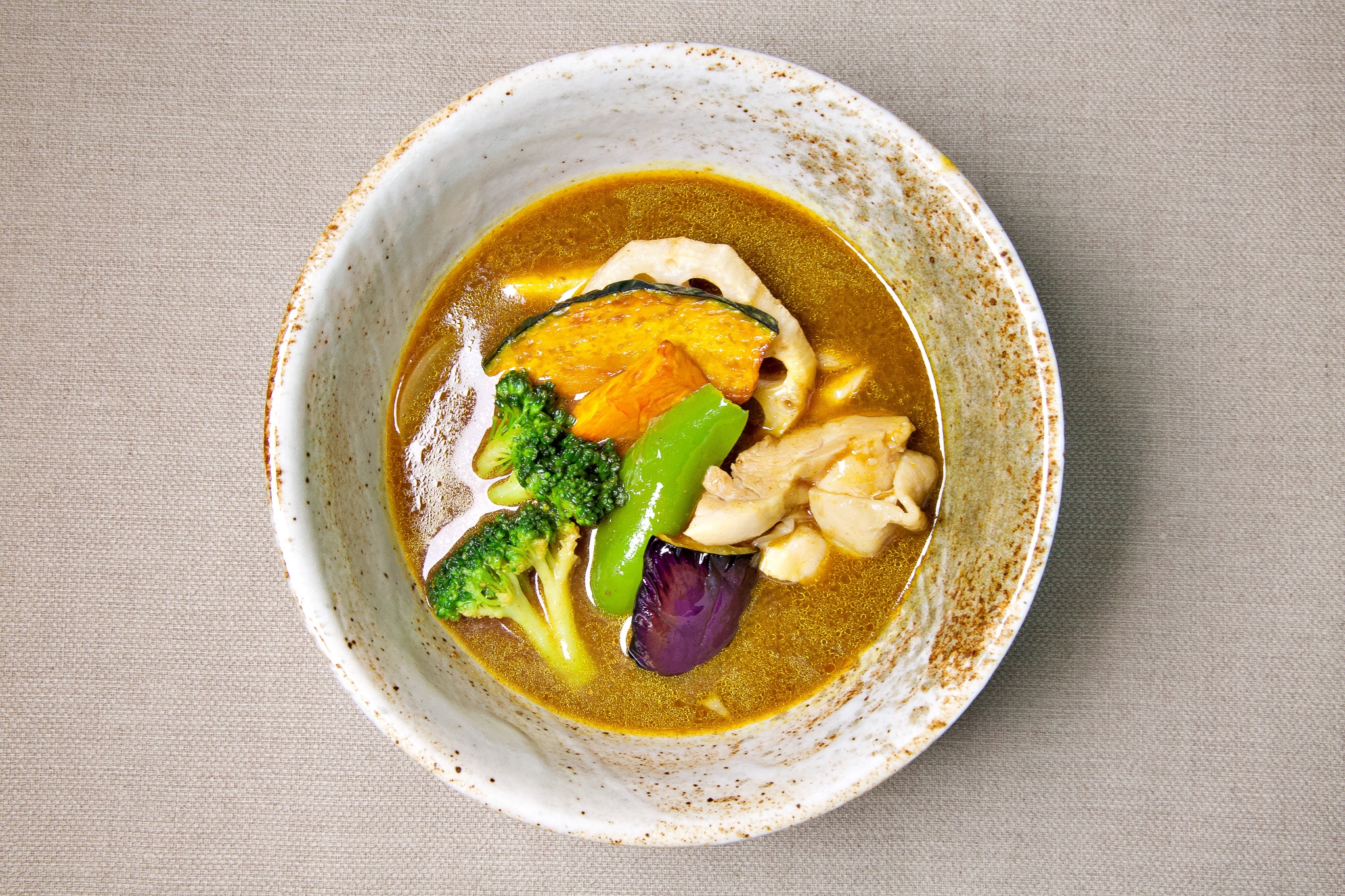 ウーバーイーツ　Uber eats 美肌　薬膳スープカレー専門店　香 　鶏もも肉と野菜の薬膳スープカレー