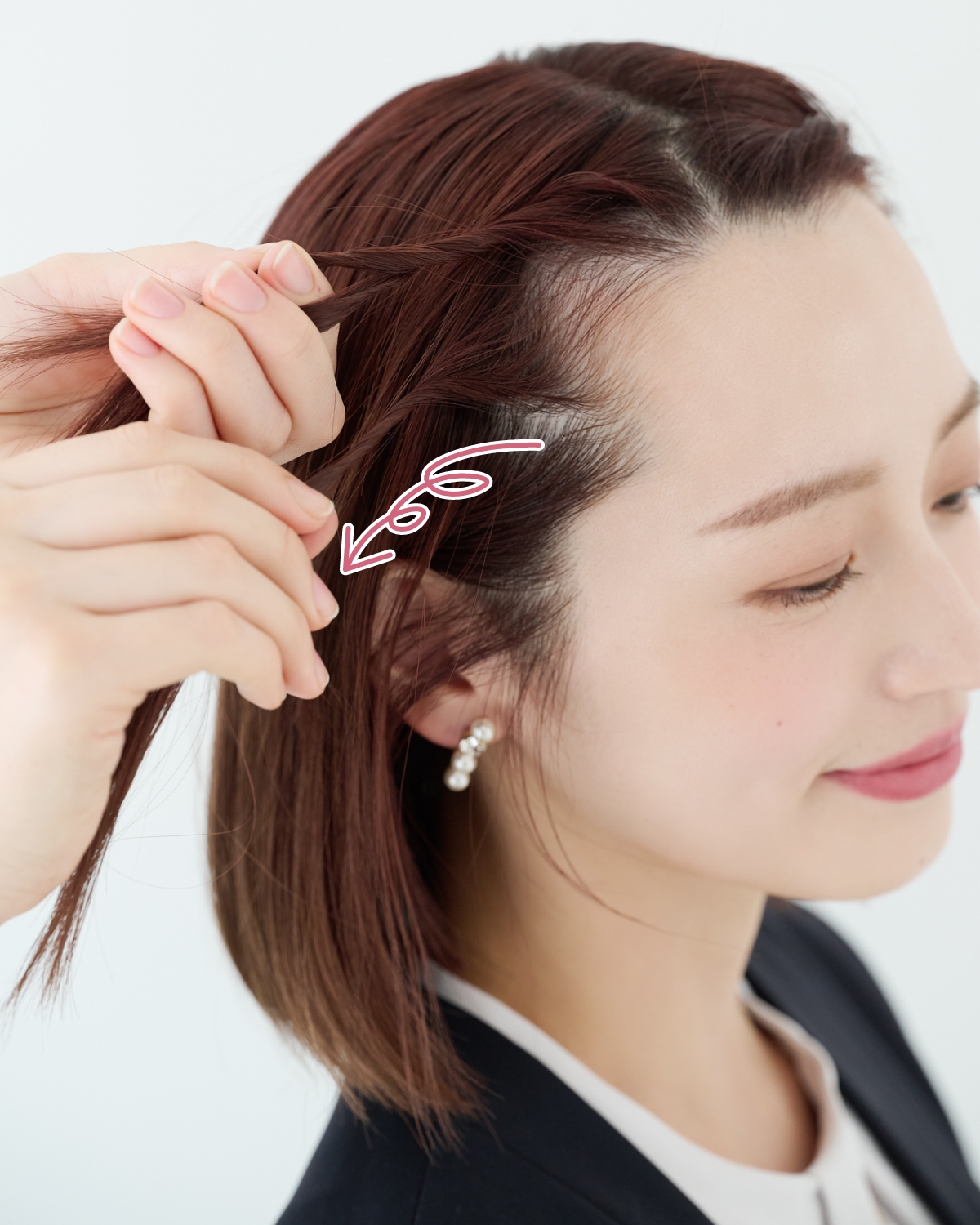 【ミディアム②きちんとスーツ】顔まわりのねじりがアクセントの上品ダウンスタイル　STEP５