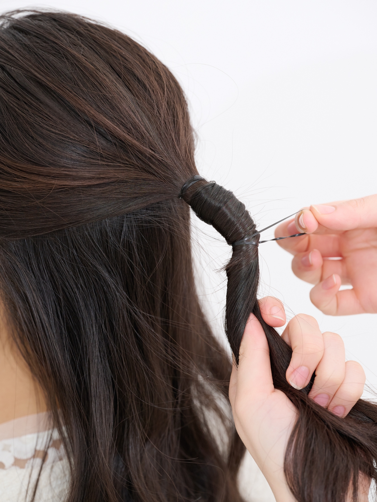 【セミロング③カジュアルスーツ】ゴム隠しの毛束がワンポイントに！ ナチュラルハーフアップ　STEP４