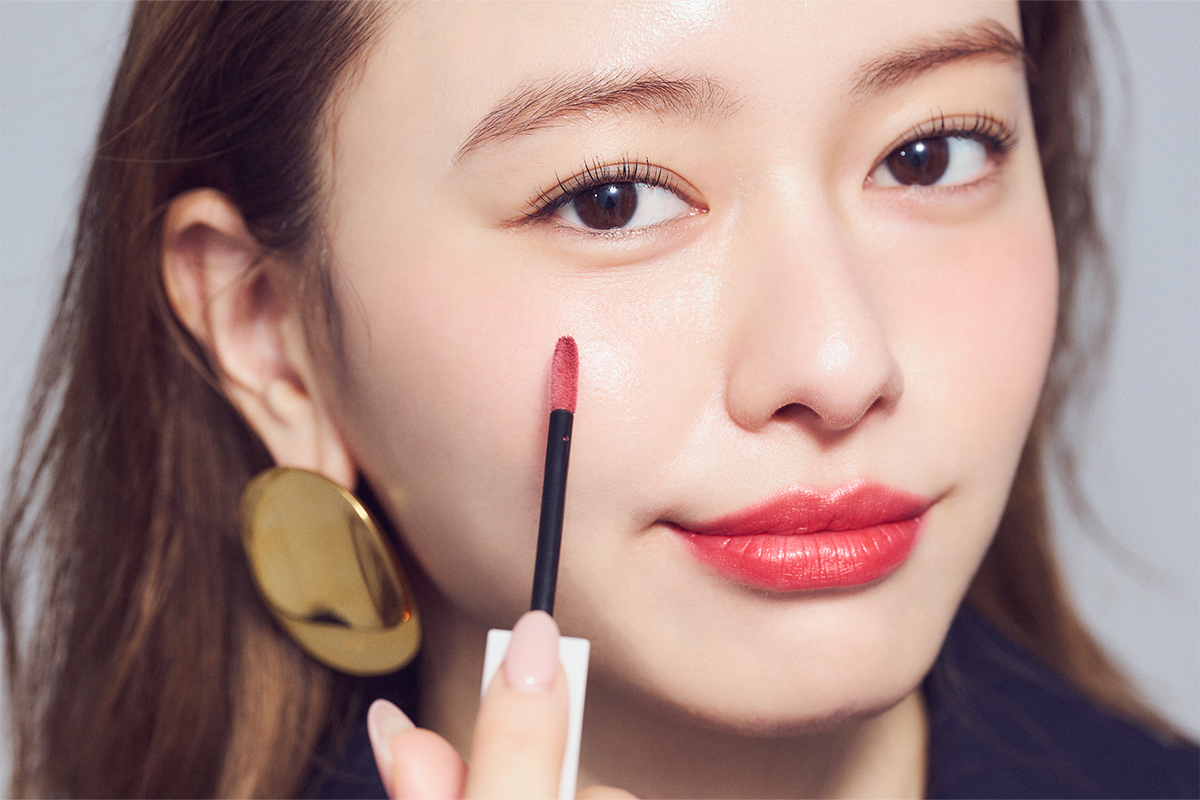 山本舞香のBeauty Script　山本舞香　HOW TO MAKE-UP リキッドチークを横長に塗り広げる