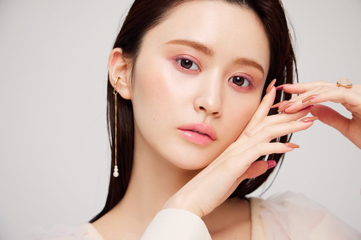 山本望叶 ピンクアイシャドウ