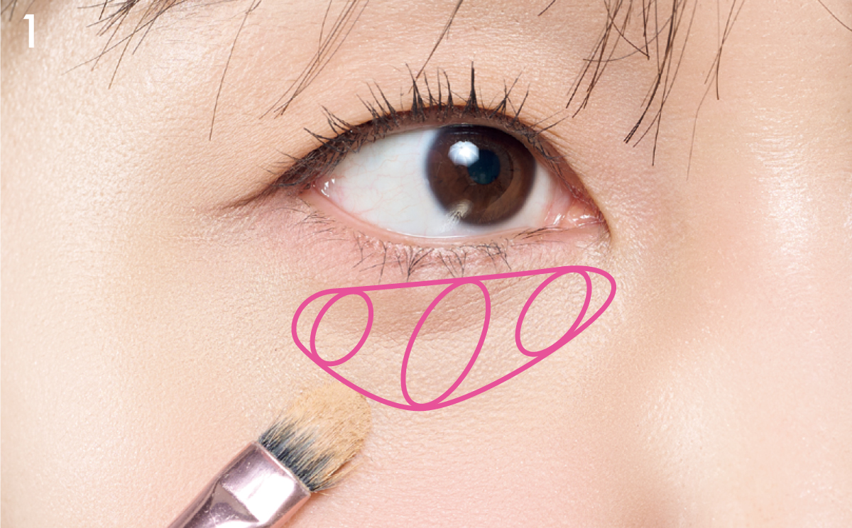 紫ぐま×たるみぐまタイプのくまカバー＆涙袋メイクのテクニック 肌の色に合うコンシーラーを重ねる