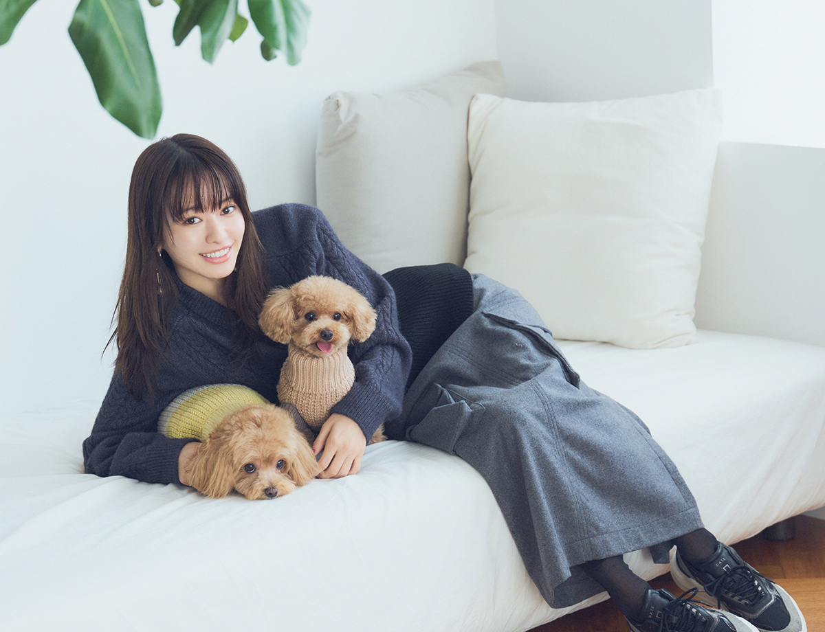 山本舞香さんが愛犬「シェリ」と「レニ」ともっと仲良く♡ vol.2