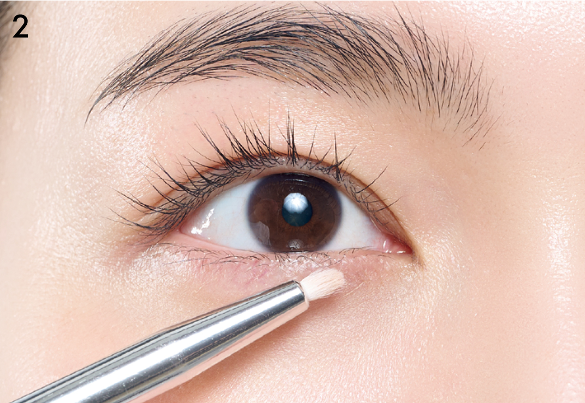 涙袋メイク 細めに影色でラインを引く 明るめの色をのせる