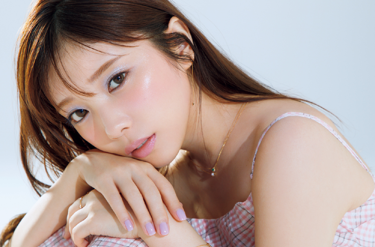 与田祐希さんの低温ブルーアイ・メイク。ベージュ仕込みで洗練度アップ