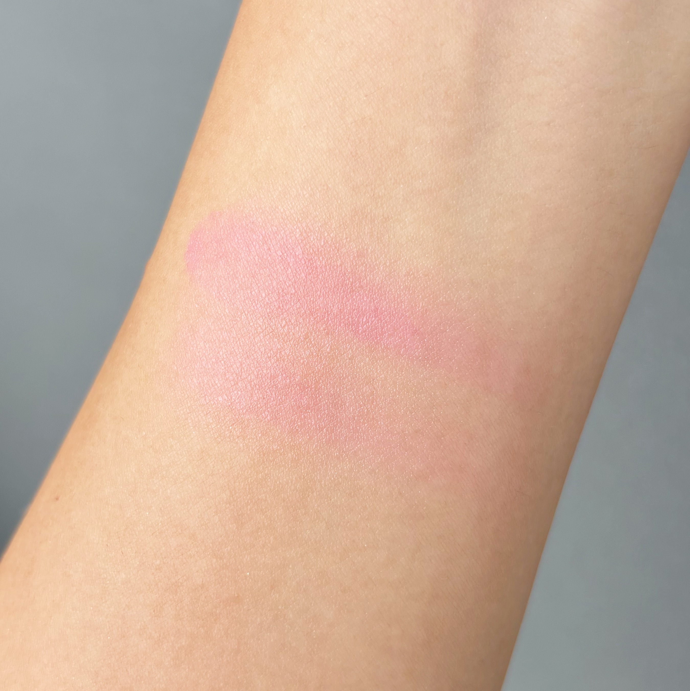 MAQUIAベストコスメ2025下半期 ブルベ冬 ディオール バックステージ ロージー グロウ スティック 001のスウォッチ