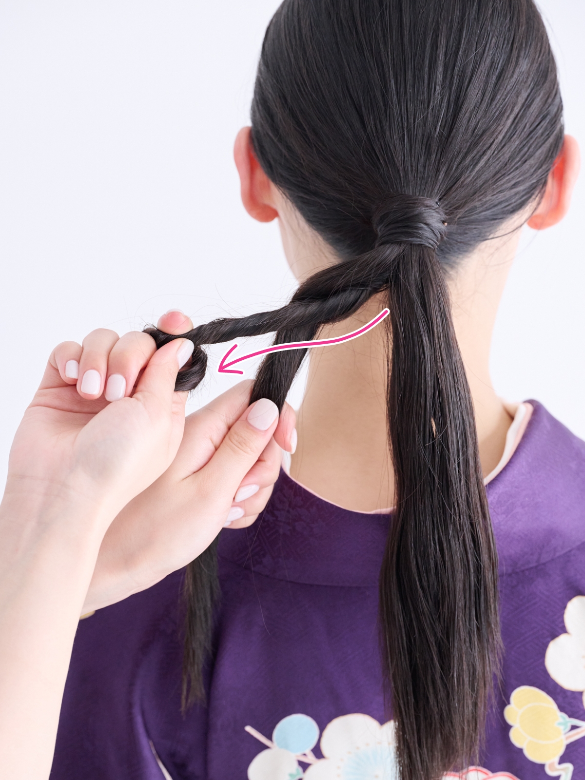 【卒業式袴ヘアアレンジ・セミロング➀】愛らしさと大人っぽさを叶える華やかツイストポニー　STEP３