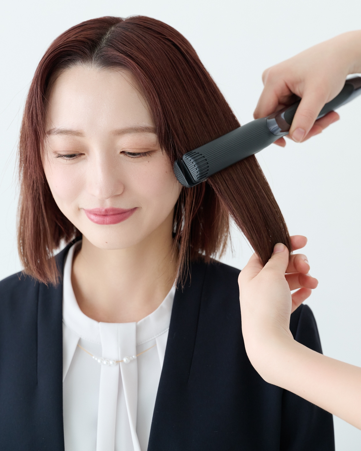 【ミディアム②きちんとスーツ】顔まわりのねじりがアクセントの上品ダウンスタイル　STEP1