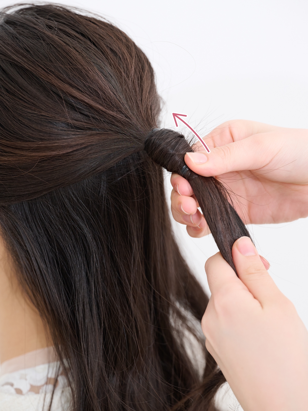 【セミロング③カジュアルスーツ】ゴム隠しの毛束がワンポイントに！ ナチュラルハーフアップ　STEP５