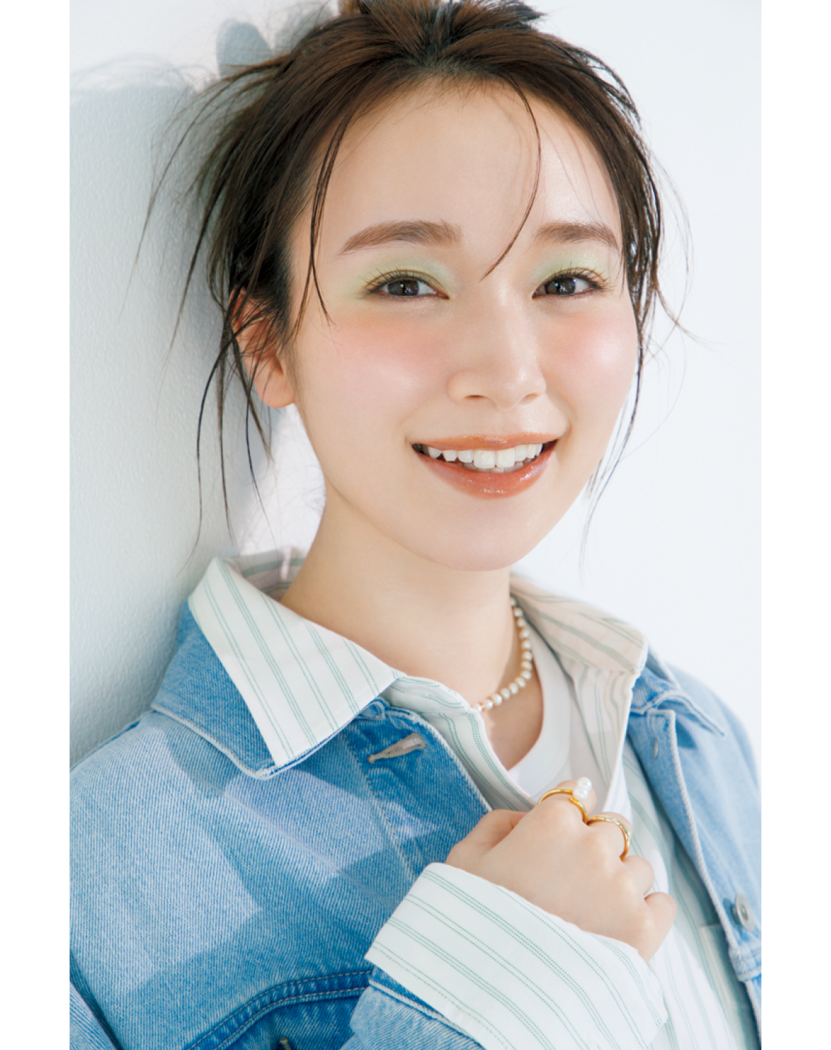 守屋麗奈さんが挑戦！ デニムジャケットを着る日の洒落見えメイク。寒色アイ&オレンジリップが最強