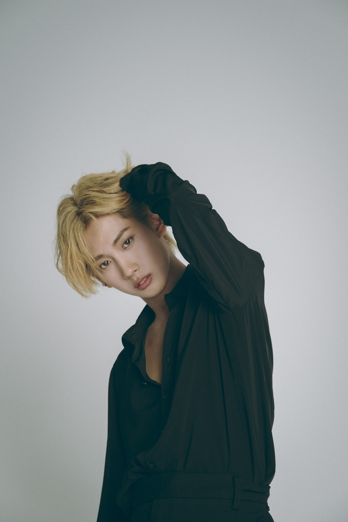 モデル 鈴木凌　上半身　髪かきあげ