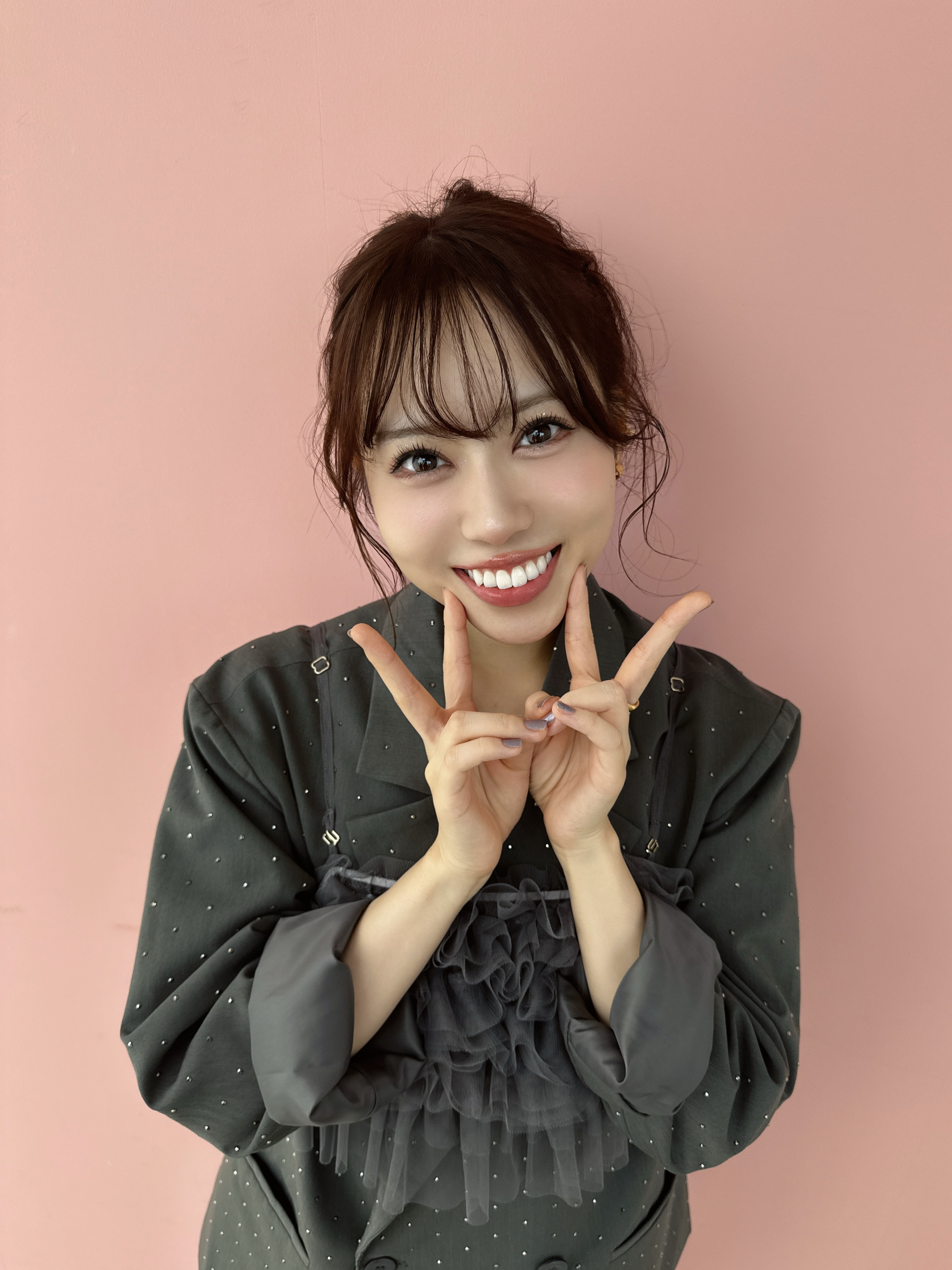 声優伊達さゆり　ピンク　ダブルピース