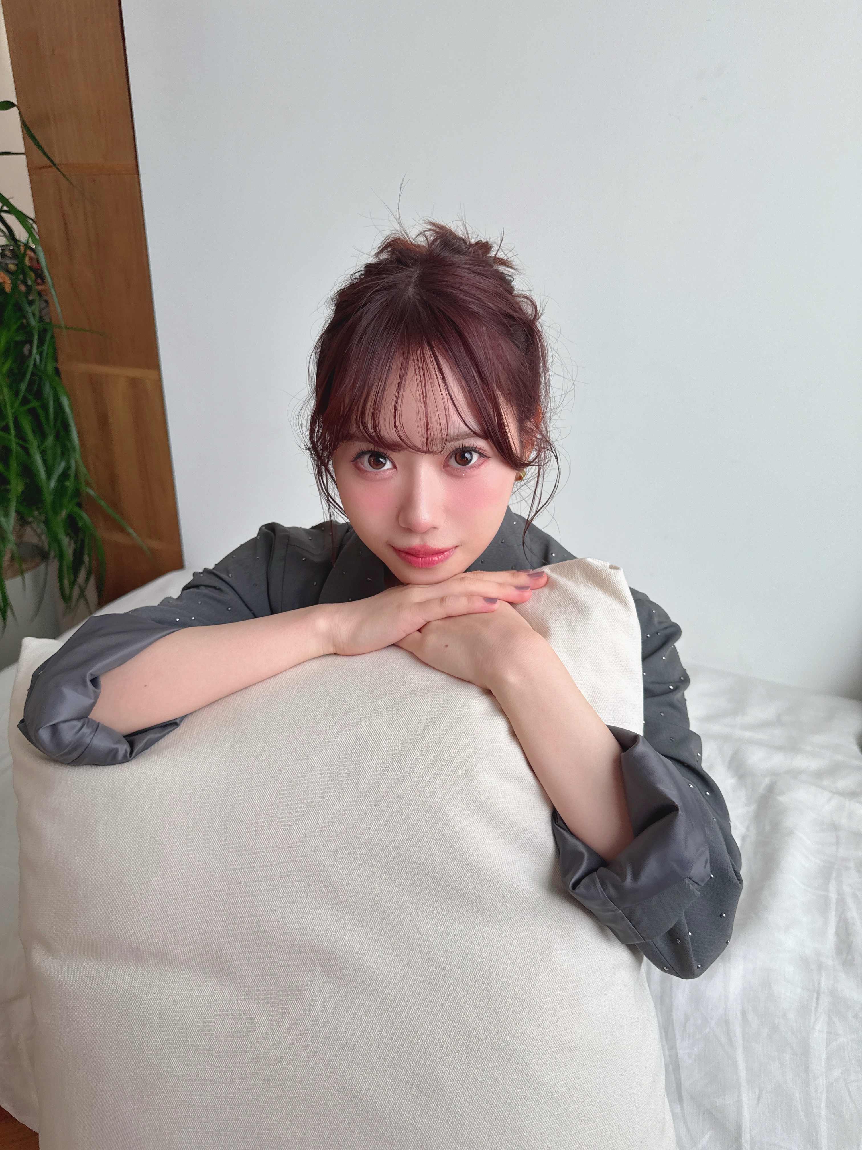 声優伊達さゆり　ベッド　枕　上目遣い