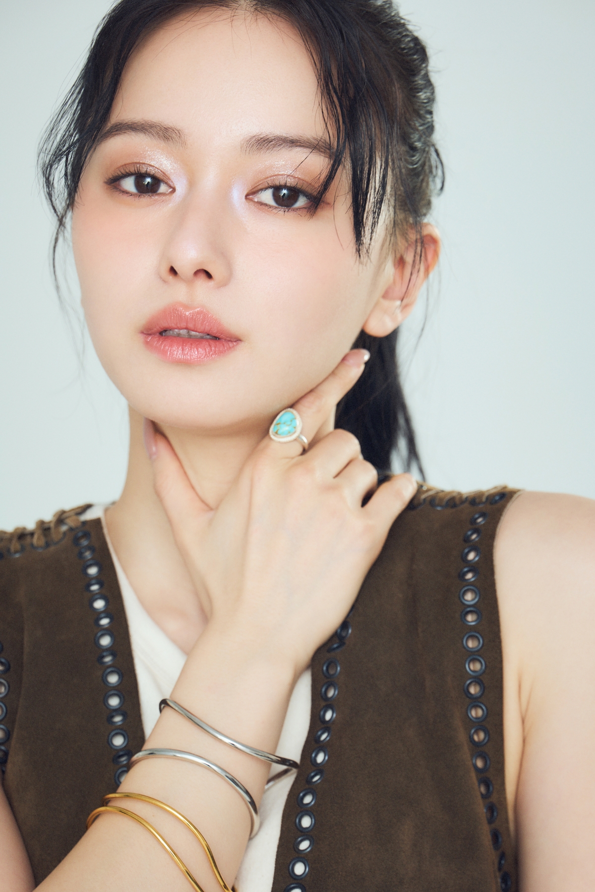 涼やかさよりも、深みと余韻を。山本舞香さんが魅せる夏のテラコッタメイク