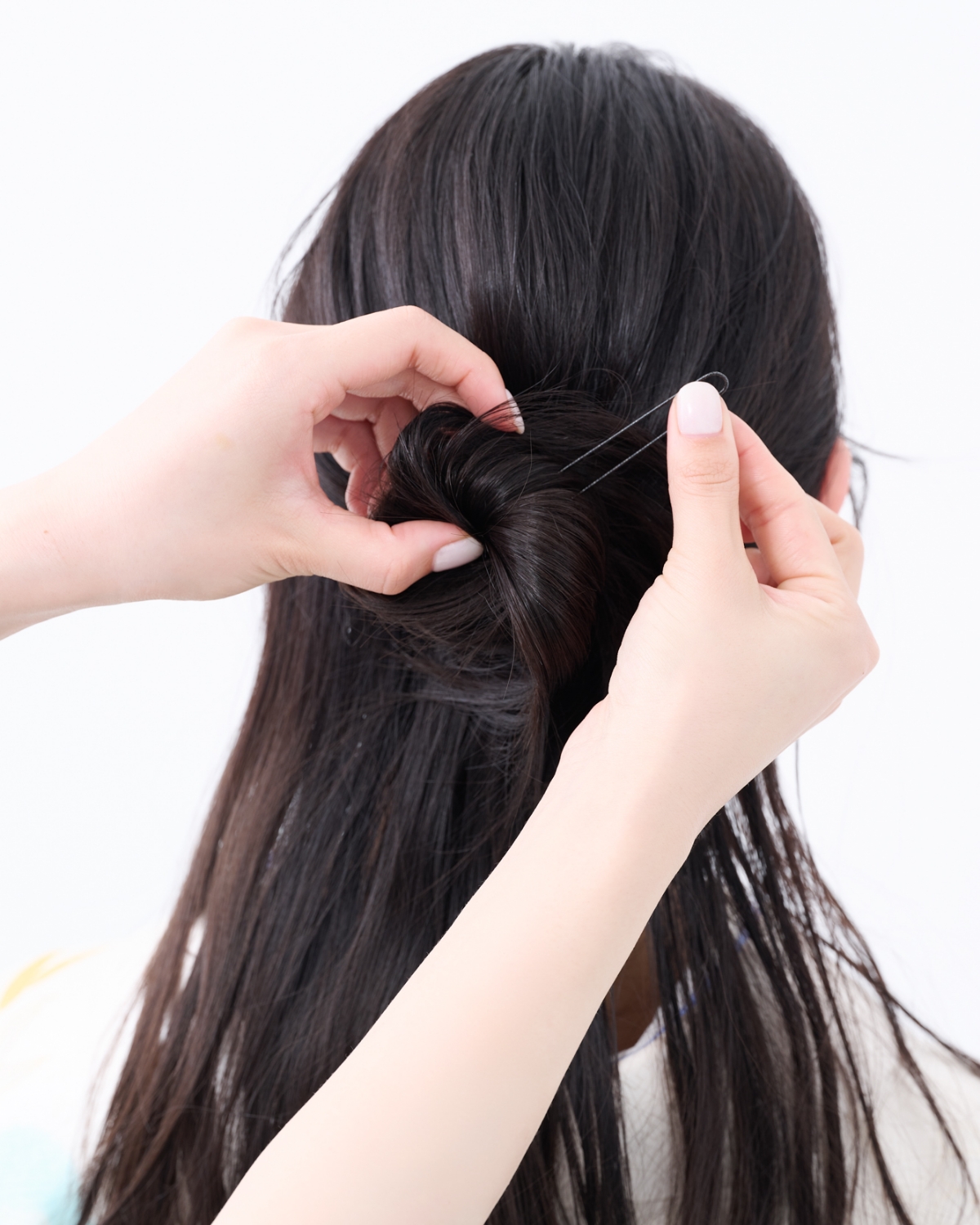 【卒業式袴ヘアアレンジ・セミロング③】S字ウェーブがモダンなハーフアップシニヨン　STEP３