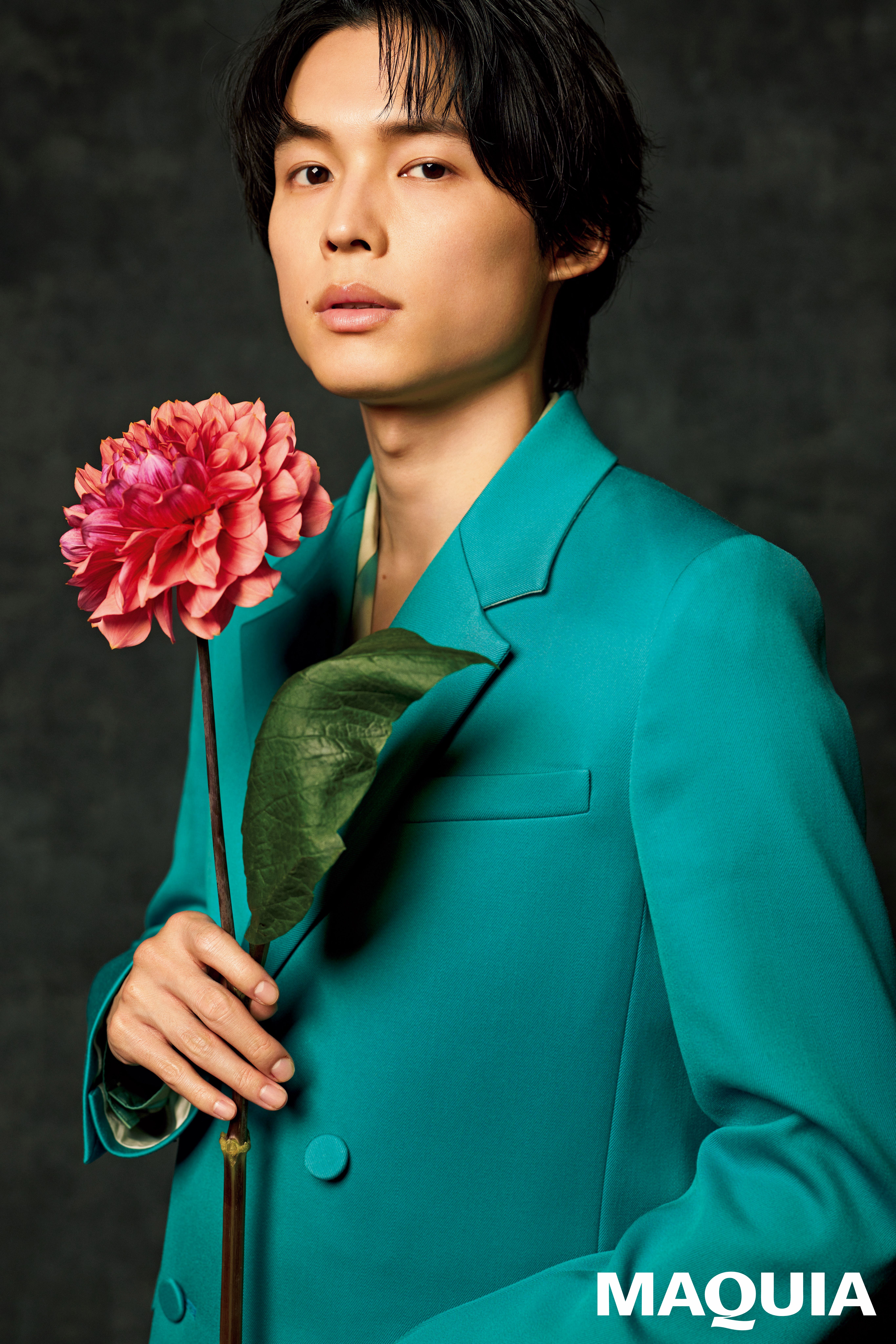 『MAQUIA 3月号』松村北斗さん中面カット