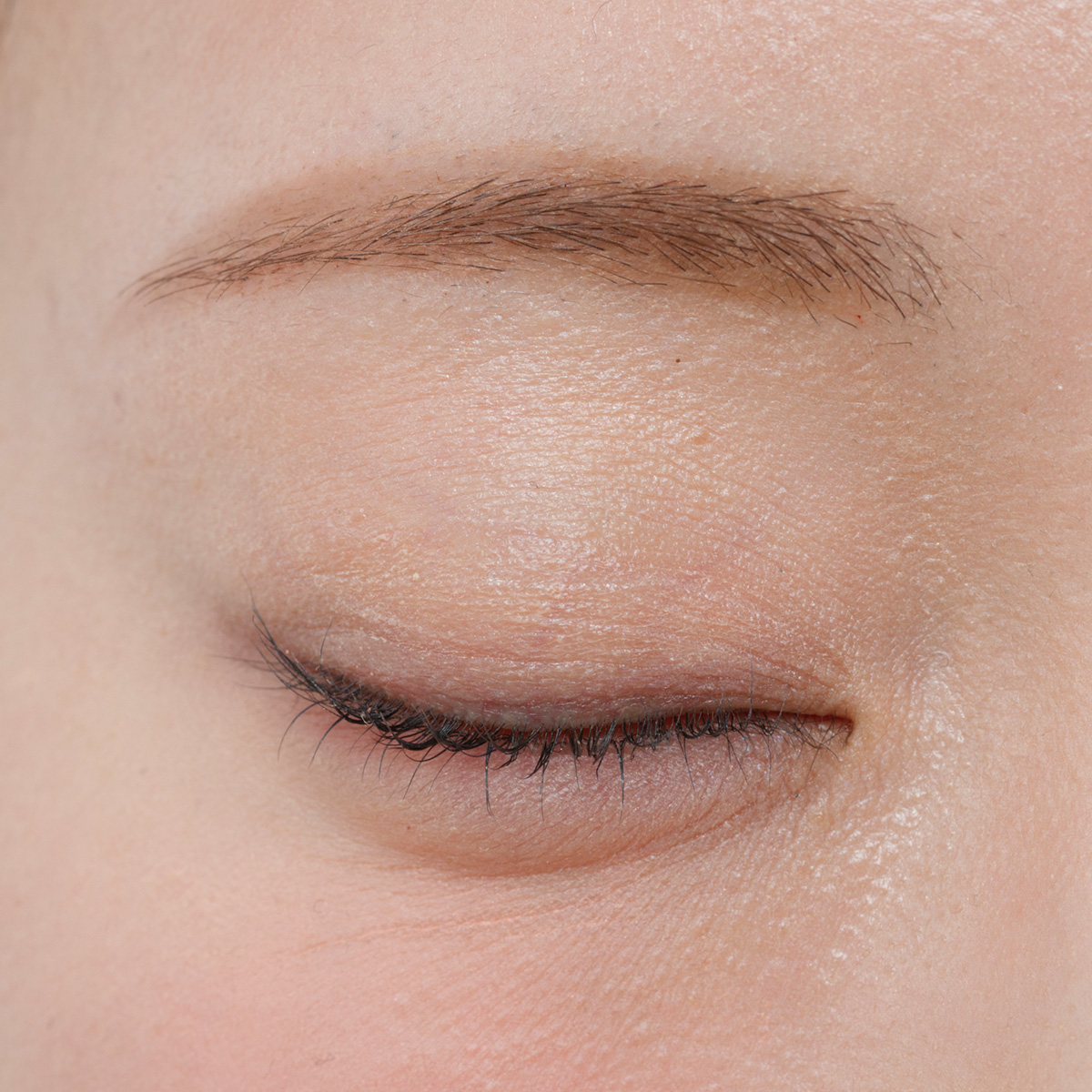 声優石飛恵里花メイク前目元閉じ