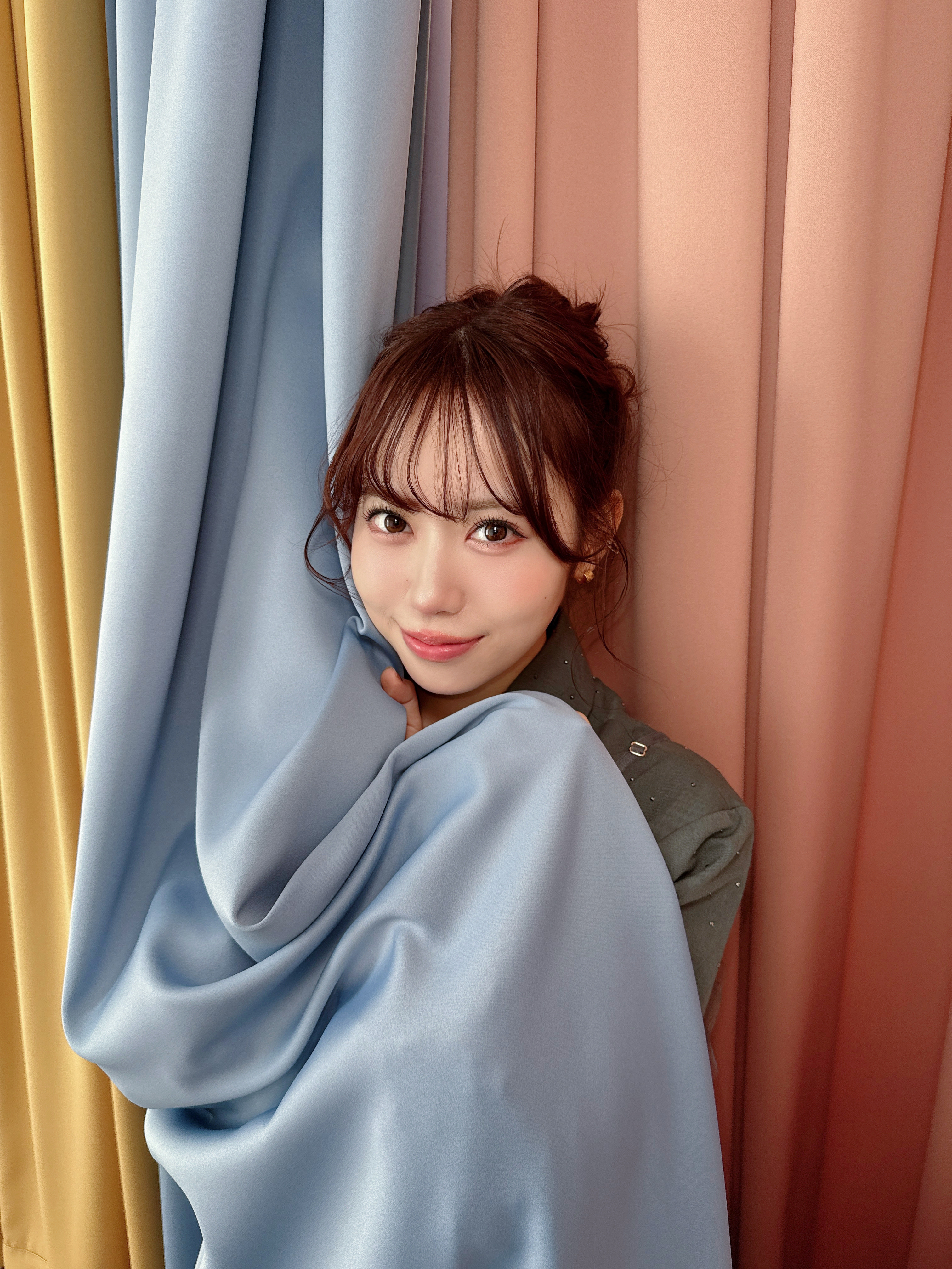 声優伊達さゆり　カーテン　笑顔