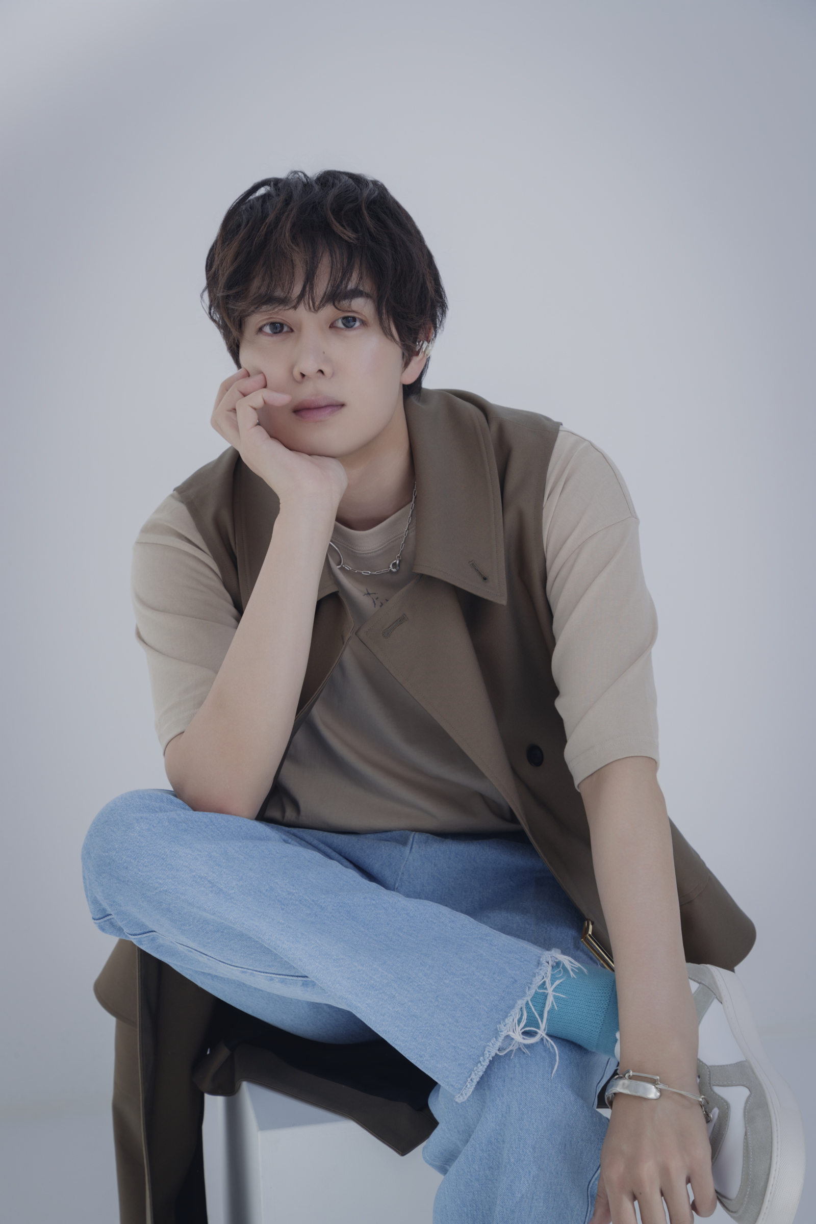 前田大輔 timelesz project タイプロ TAG SEARCH　椅子に腰かけ頬杖をついたポーズ