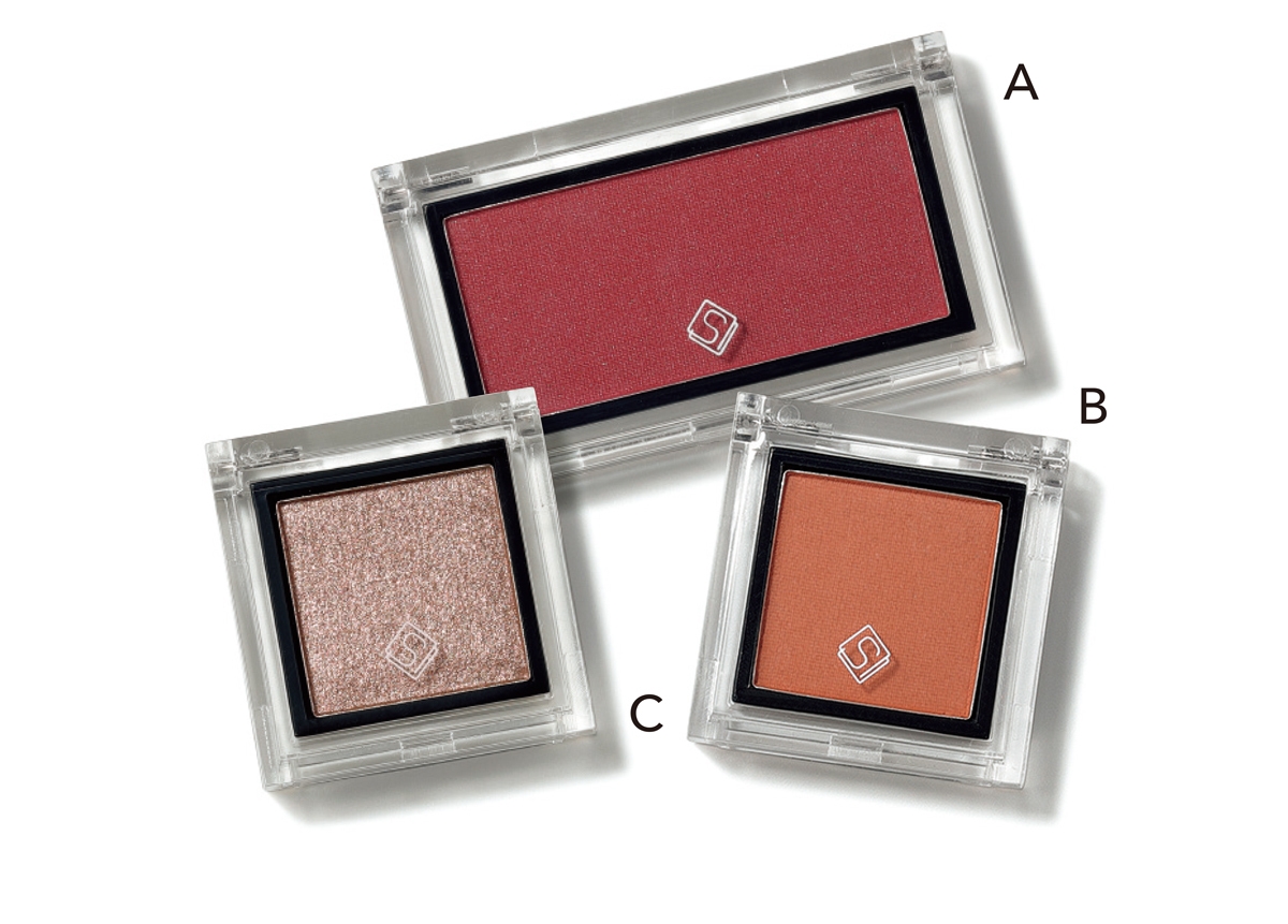 A SLN チークブラッシュ 10 ￥1018、B 同 アイシャドウ 48、C 同 35 各￥825／日本ポステック