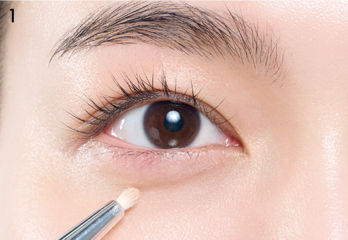 涙袋メイク 細めに影色でラインを引く