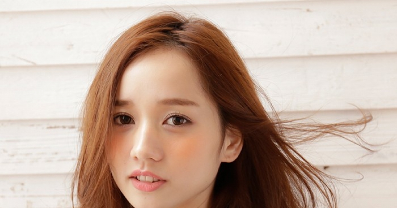 ウェーブパーマでメロウな空気をまとった 恋を引き寄せるロングヘア マキアオンライン Maquia Online