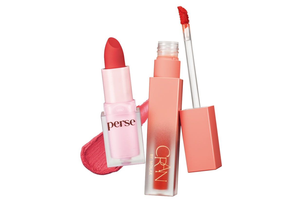 （右）クランバイモラク ブルームジェリーティント 04 ￥1680、（左）パース ベルベットフィックスリップバーム 01 ￥1680／mano mano