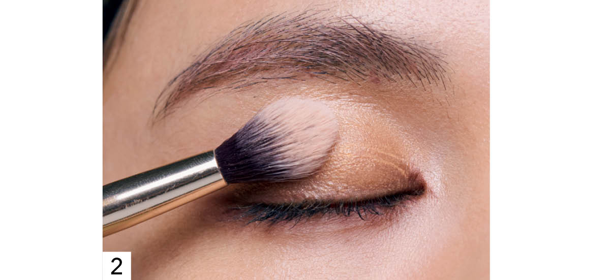 くぼみ・くすみをカバーするハイライトの入れ方 ステップ2 マットハイライトをまぶたに塗る