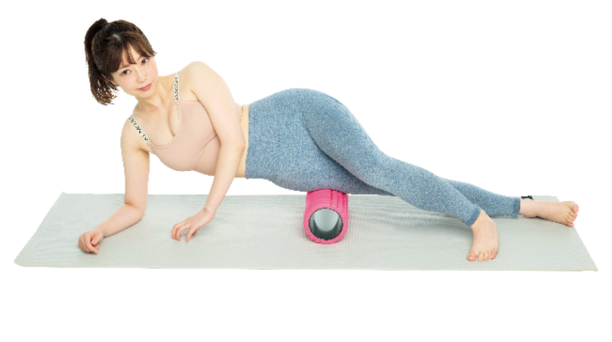 ストレッチローラーで全身をほぐす。