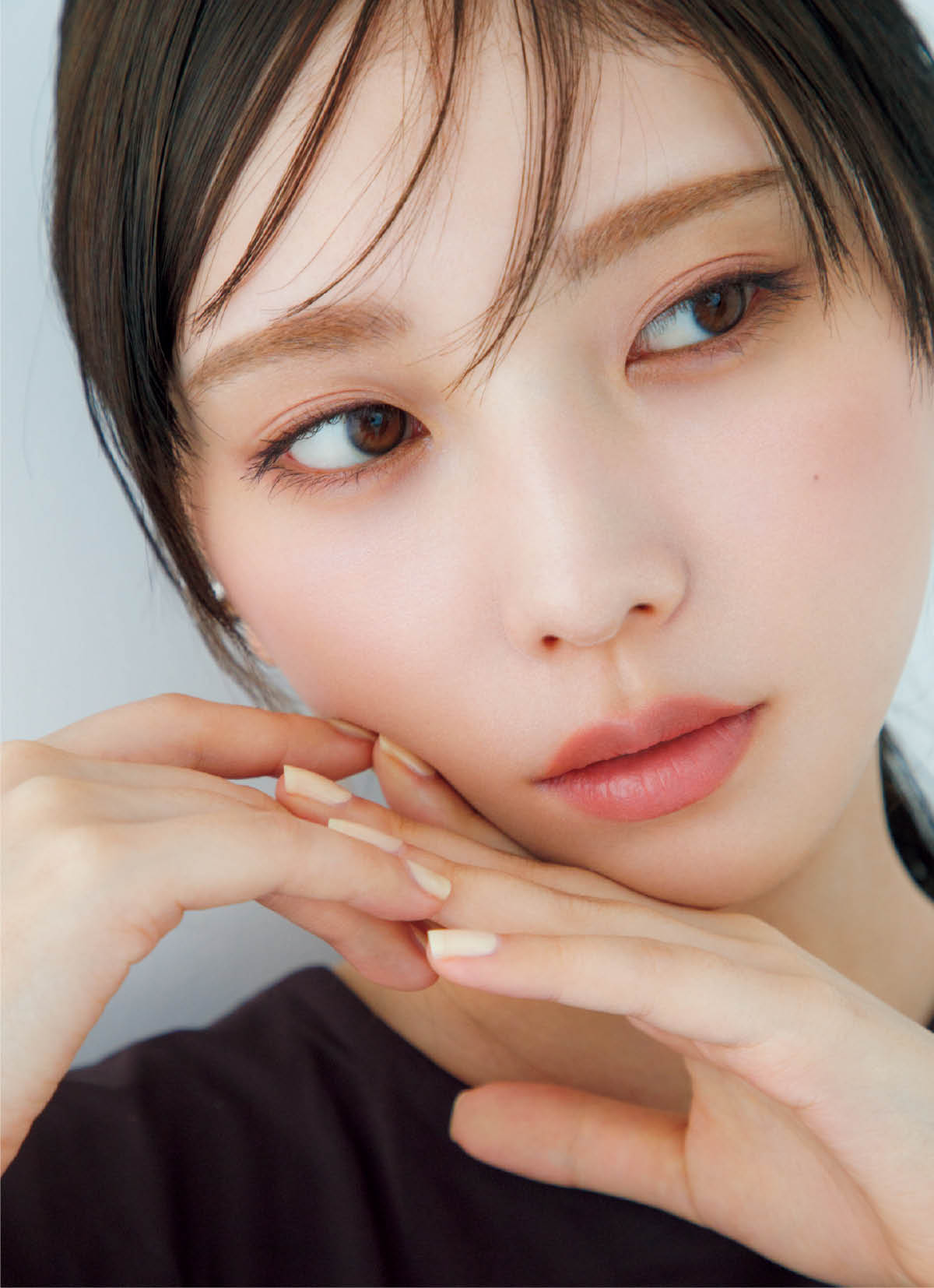 “ミュートな目元”の最旬バランス。与田祐希さんが体感する、上半期ヒットコスメで作る旬顔メイク