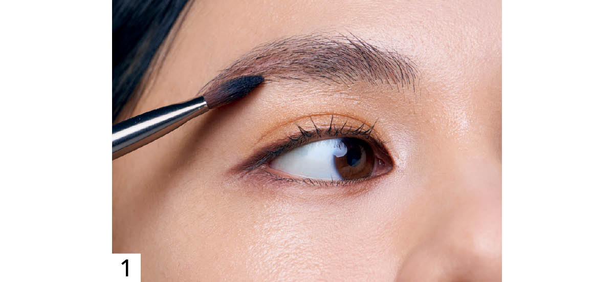 くぼみ・くすみをカバーするハイライトの入れ方 ステップ1 マットハイライトを眉下に入れる