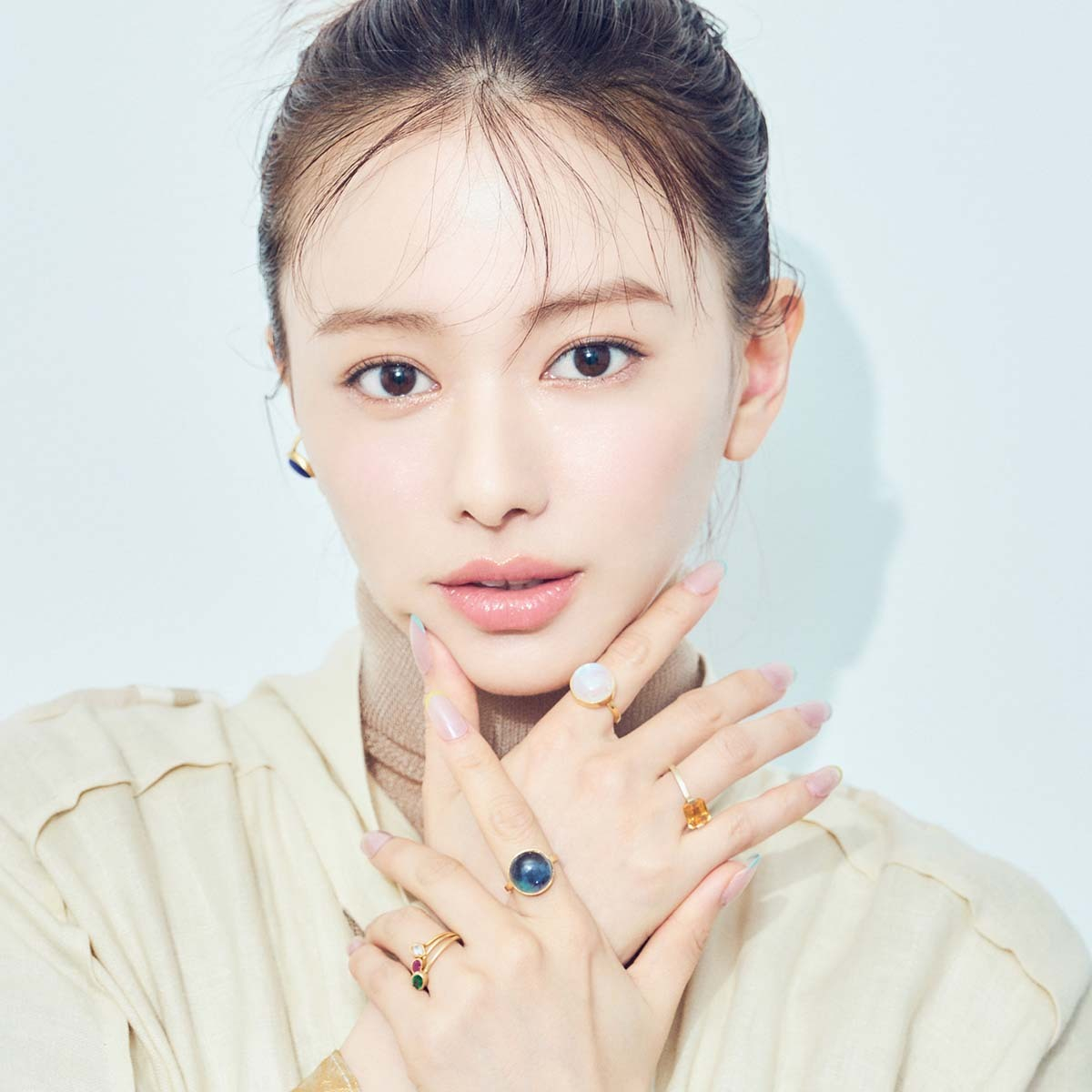 山本舞香さんも魅了された！ 天然石リングの重ねづけ×マイクロフレンチネイルのカラフルな組み合わせ