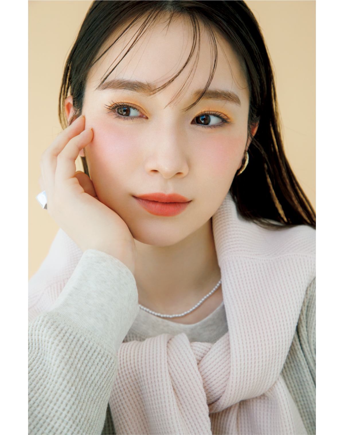 守屋麗奈さんが魅せるベージュトップス×メイクのバランス学。アイパレ&リップの最強方程式とは？