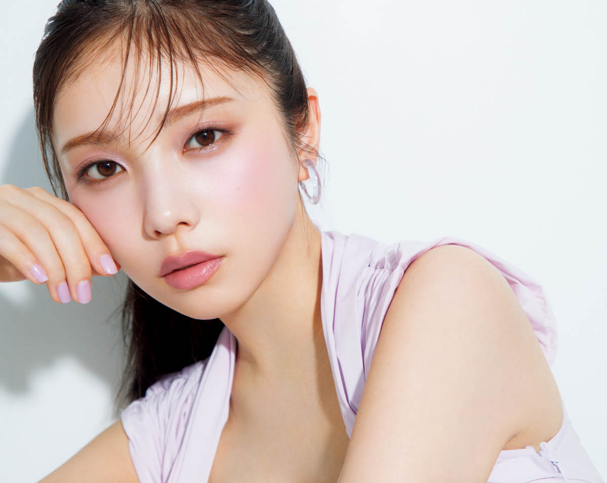 与田祐希さんがまとう、最旬「青みピンクメイク」。上半期ヒットコスメで叶える、今なりたい顔
