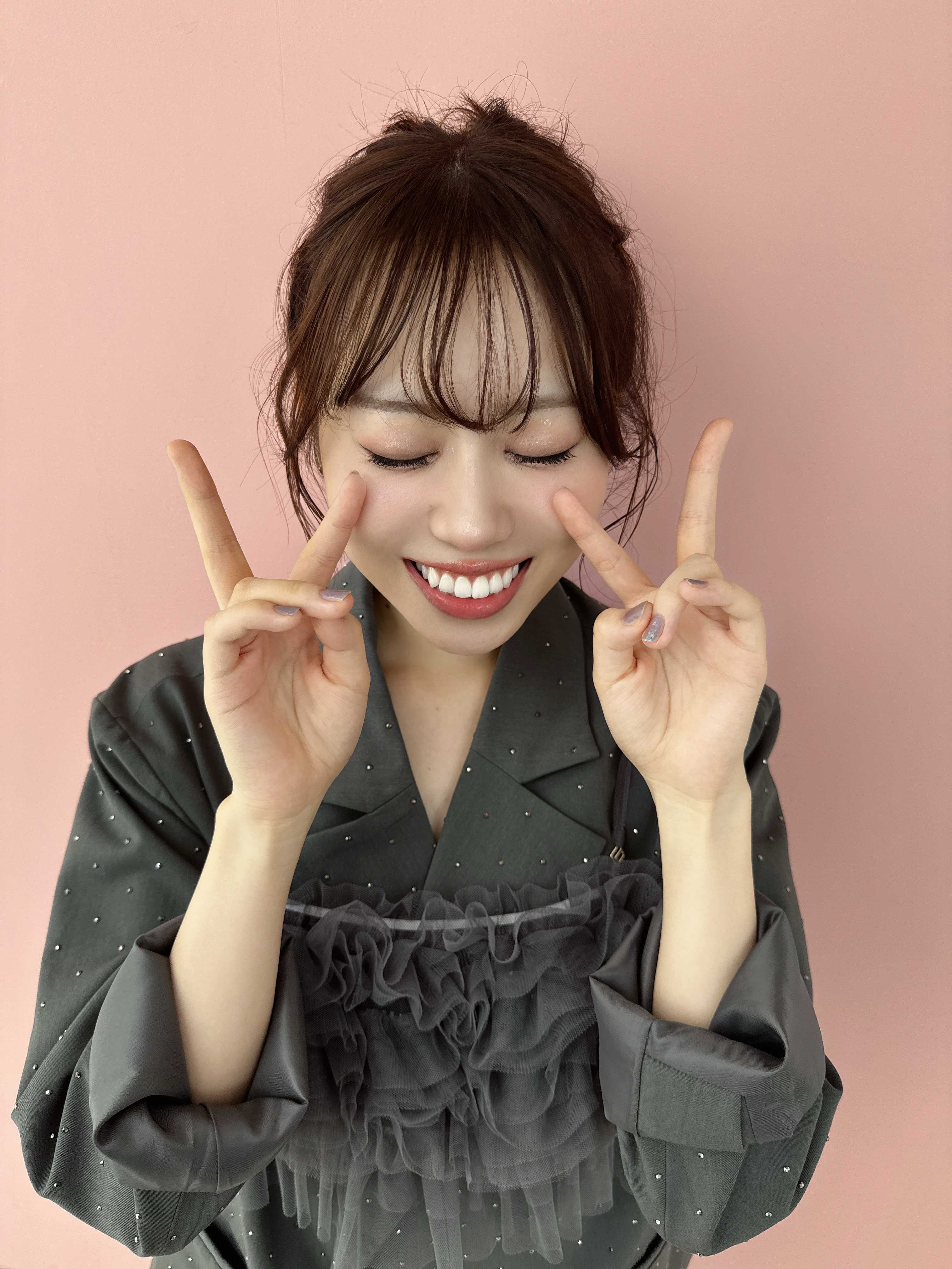 声優伊達さゆり　ピンク　目を閉じてピース