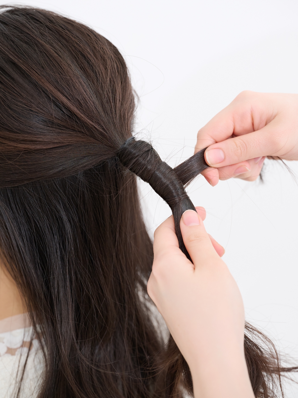 【セミロング③カジュアルスーツ】ゴム隠しの毛束がワンポイントに！ ナチュラルハーフアップ　STEP６