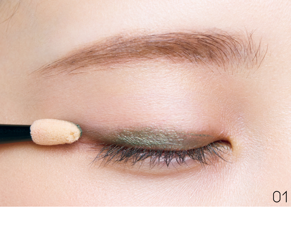 単色アイシャドウ 与田祐希　元乃木坂46 林由香里 スパイスカーキ エレガンス プレジール アイズ 17 上まぶた