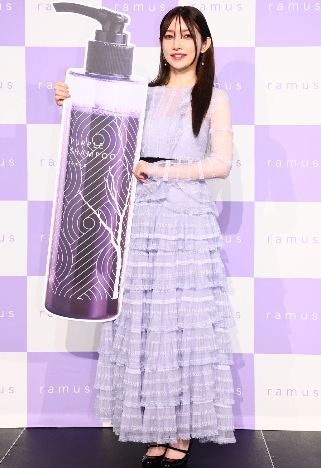後藤真希さんプロデュース「ramus」の大シャンプーパネルを持つ後藤真希さん姿写真