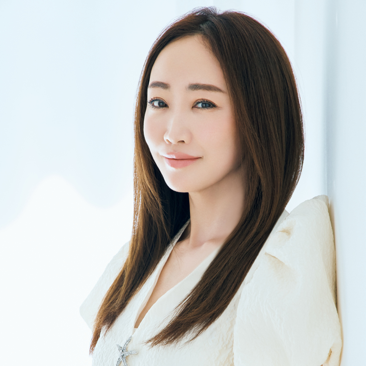 「実はクセ毛で、硬くて多い」神崎 恵さんがたどり着いた、梅雨でも崩れない美髪ルール