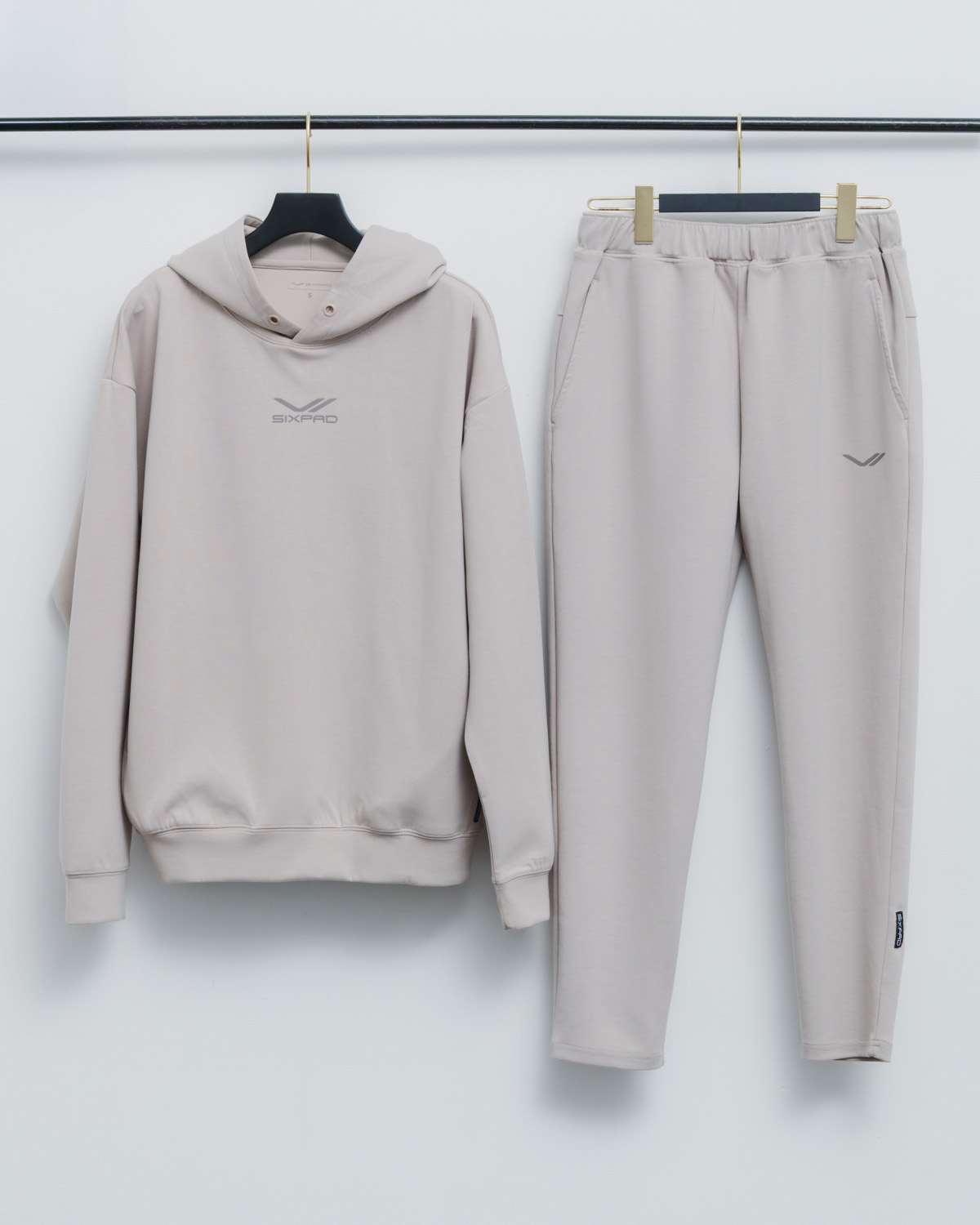 マキア　山本舞香　美活　シックスパッド　リカバリーウェア　パーカー　テーパードパンツ